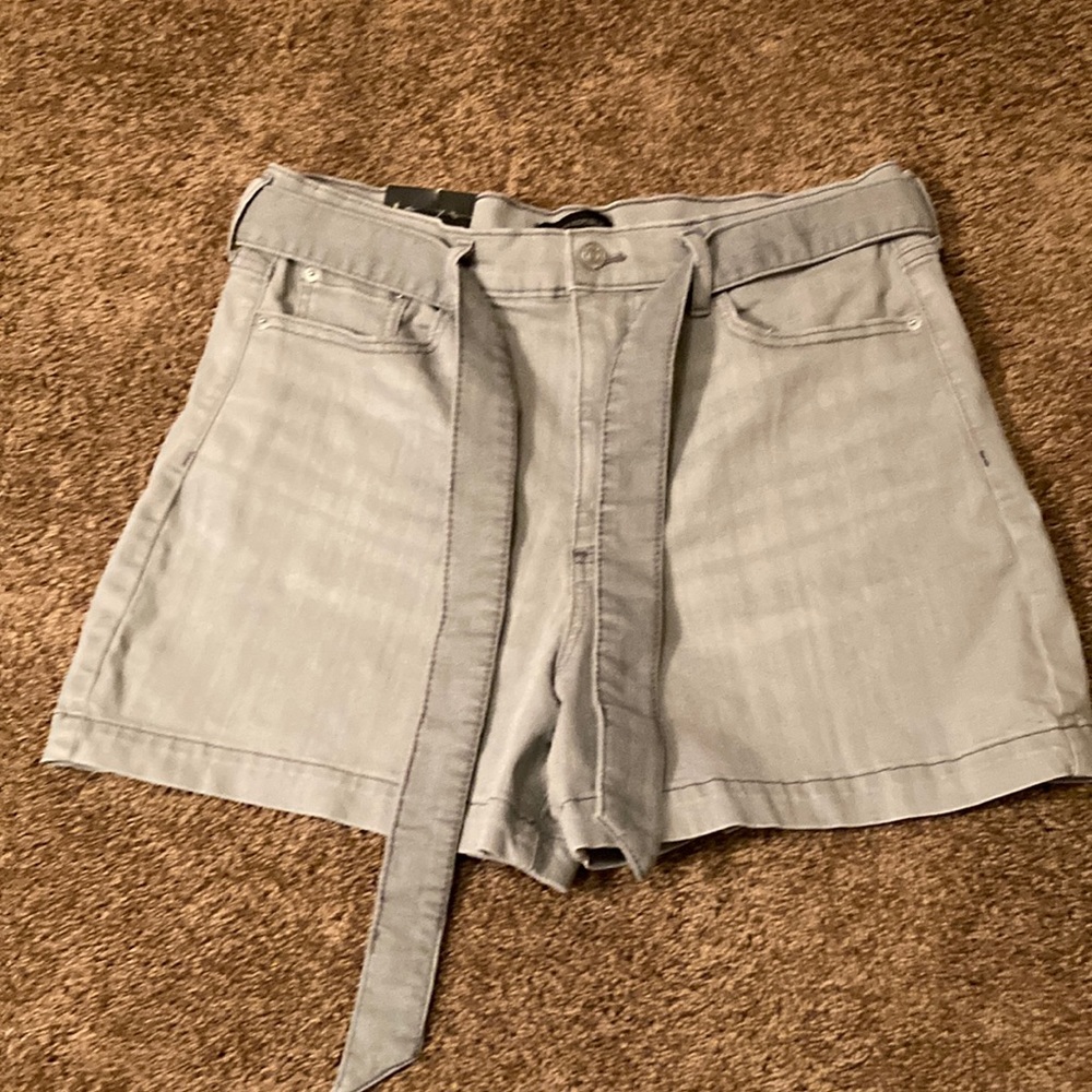 BANANA REPUBLIC 4 INCH SHORTS. GRAY. SIZE 32/14. NWT. WITH BELT. CUTE!